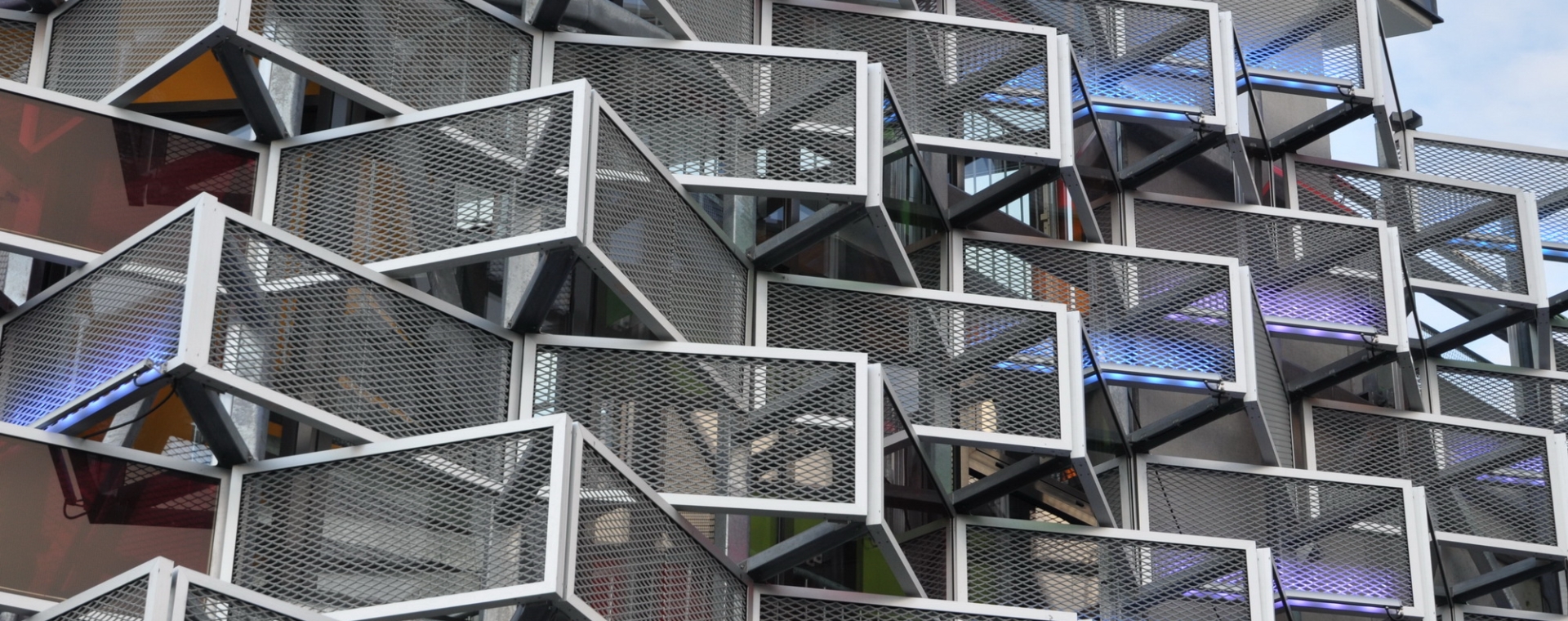 建筑裝飾孔鋼板網安裝在建筑外墻。