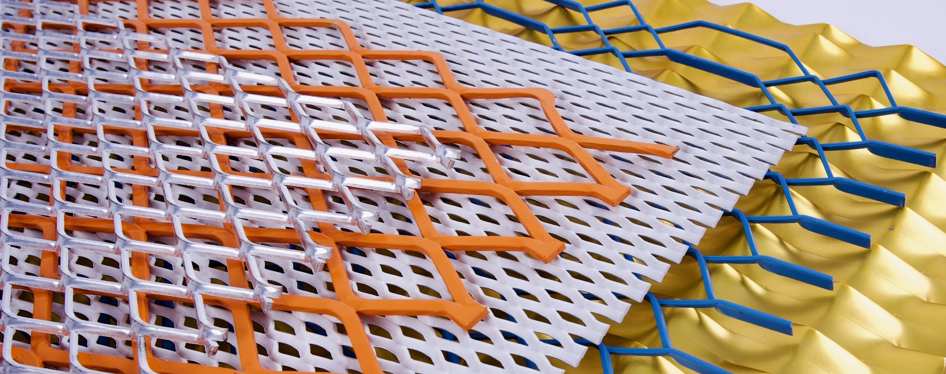 5個不同顏色的鋼板網片放在一起。